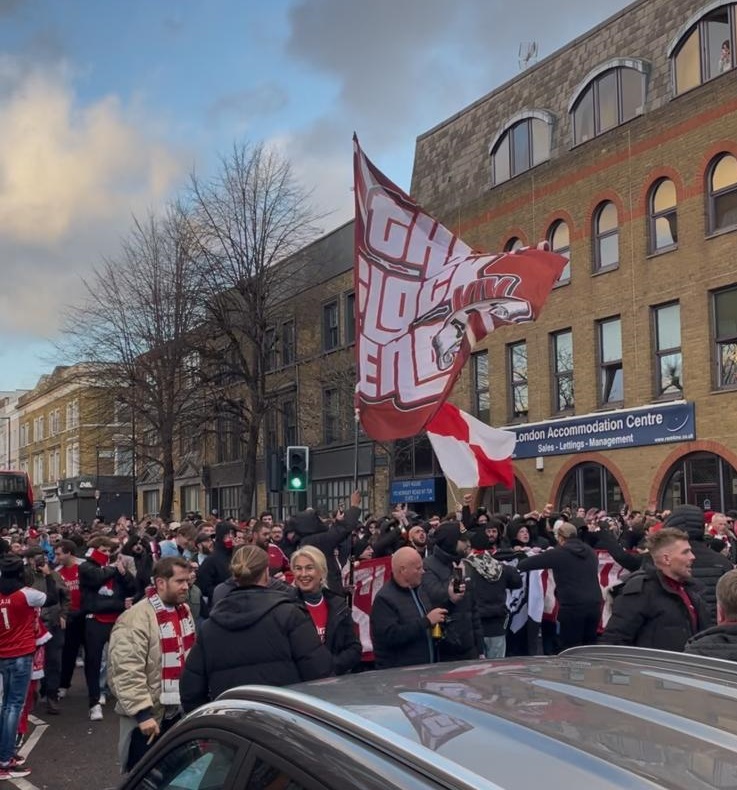 Crowd makes their way towards Emirates stadium
