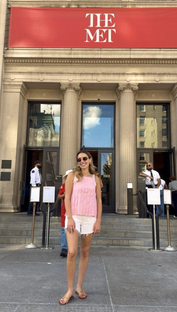 Mikaela stood in front of the Metropolitan Museum, New York City. 